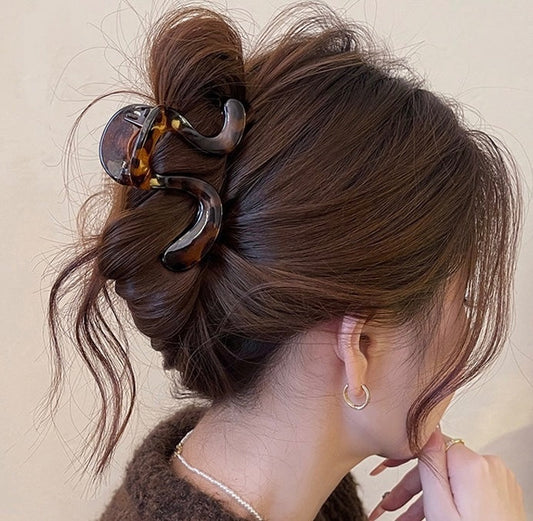 Kylie Jenner Core Leopard Claw Clip