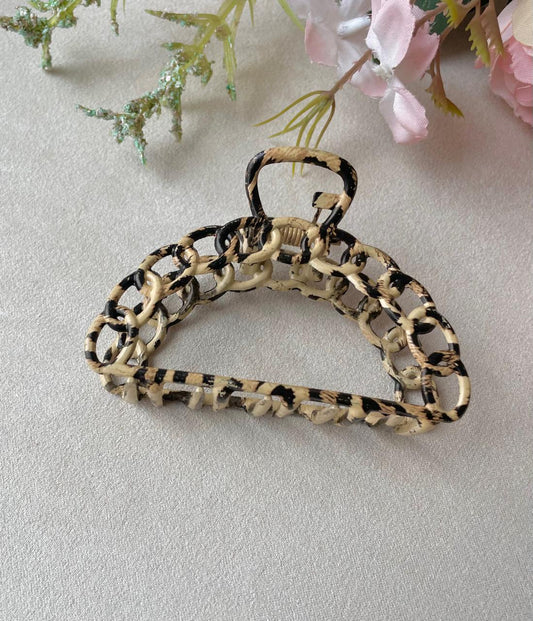 She’s Twisted! Claw Clip