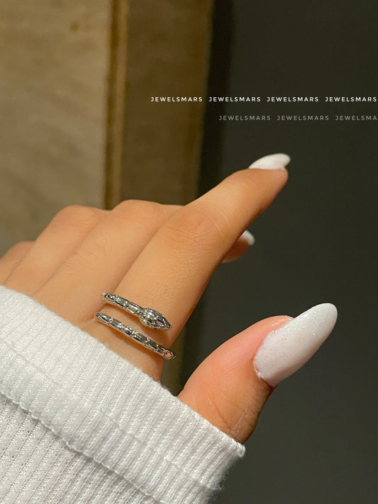 Snake around the hand ring