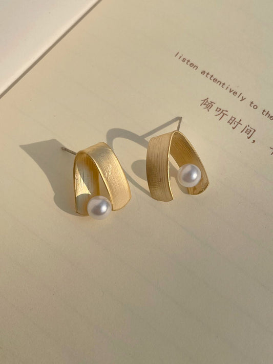 Amora Pearl Fold Earrings