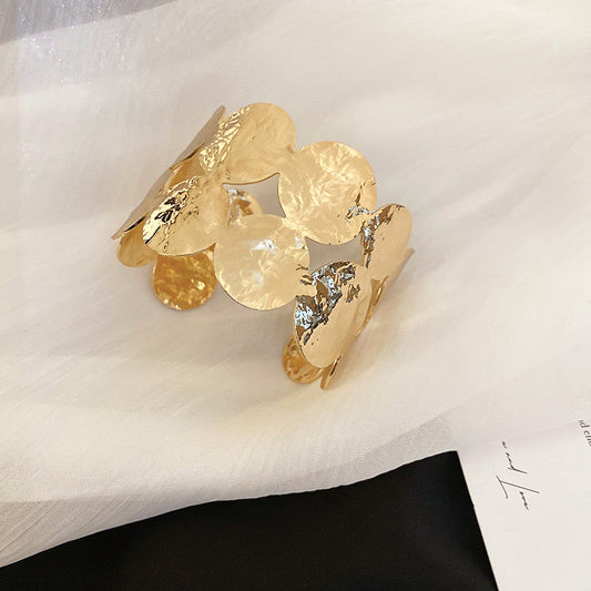 Chunky Cutout Handcuff