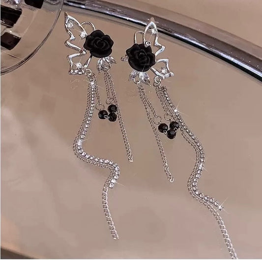 Dark-Romance Rose earcuff