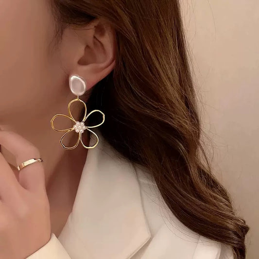Daisy in Pearls Earrings