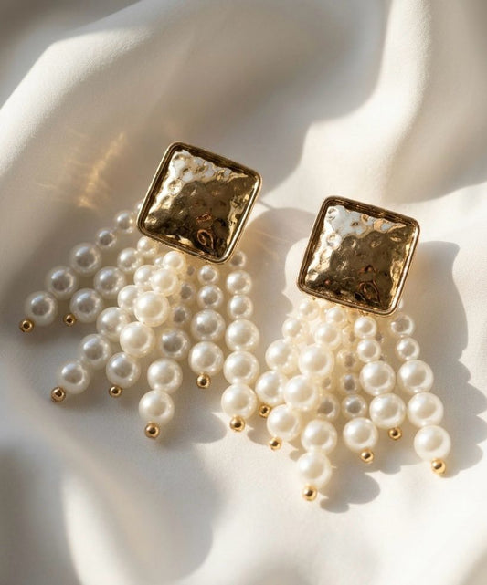 Main-character Pearl Earrings